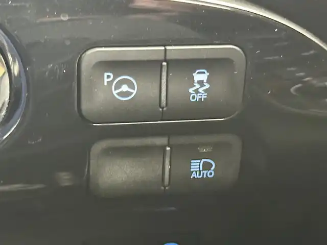 トヨタ プリウス ＰＨＶ S セーフティプラス 愛知県 2018(平30)年 8.6万km ホワイトパールクリスタルシャイン 純正9インチSDナビ/　　・CD/DVD/BT/フルセグ/バックカメラ/ビルトインETC/パーキングアシスト/プラグインハイブリッド/トヨタセーフティセンス/　　・レーンディバーチャーアラート/　　・プリクラッシュセーフティ/　　・レーダークルーズコントロール/　　・オートハイビーム/インテリジェントクリアランスソナー/ステアリングリモコン/ステアリングヒーター/フルフラットシート/LEDヘッドライト/フォグランプ/純正15インチホイールキャップ/取扱説明書/スマートキー