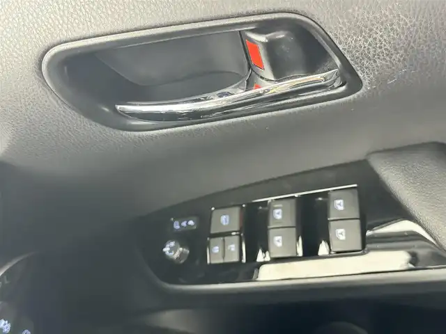 トヨタ プリウス ＰＨＶ S セーフティプラス 愛知県 2018(平30)年 8.6万km ホワイトパールクリスタルシャイン 純正9インチSDナビ/　　・CD/DVD/BT/フルセグ/バックカメラ/ビルトインETC/パーキングアシスト/プラグインハイブリッド/トヨタセーフティセンス/　　・レーンディバーチャーアラート/　　・プリクラッシュセーフティ/　　・レーダークルーズコントロール/　　・オートハイビーム/インテリジェントクリアランスソナー/ステアリングリモコン/ステアリングヒーター/フルフラットシート/LEDヘッドライト/フォグランプ/純正15インチホイールキャップ/取扱説明書/スマートキー