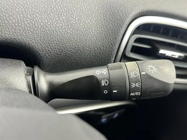 トヨタ プリウス ＰＨＶ S セーフティプラス 愛知県 2018(平30)年 8.6万km ホワイトパールクリスタルシャイン 純正9インチSDナビ/　　・CD/DVD/BT/フルセグ/バックカメラ/ビルトインETC/パーキングアシスト/プラグインハイブリッド/トヨタセーフティセンス/　　・レーンディバーチャーアラート/　　・プリクラッシュセーフティ/　　・レーダークルーズコントロール/　　・オートハイビーム/インテリジェントクリアランスソナー/ステアリングリモコン/ステアリングヒーター/フルフラットシート/LEDヘッドライト/フォグランプ/純正15インチホイールキャップ/取扱説明書/スマートキー