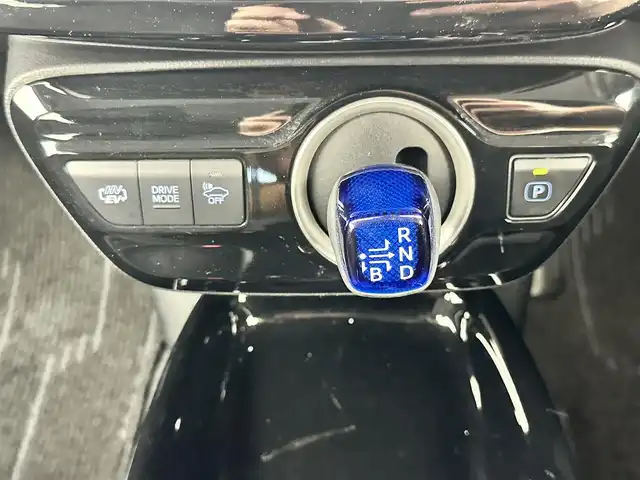 トヨタ プリウス ＰＨＶ S セーフティプラス 愛知県 2018(平30)年 8.6万km ホワイトパールクリスタルシャイン 純正9インチSDナビ/　　・CD/DVD/BT/フルセグ/バックカメラ/ビルトインETC/パーキングアシスト/プラグインハイブリッド/トヨタセーフティセンス/　　・レーンディバーチャーアラート/　　・プリクラッシュセーフティ/　　・レーダークルーズコントロール/　　・オートハイビーム/インテリジェントクリアランスソナー/ステアリングリモコン/ステアリングヒーター/フルフラットシート/LEDヘッドライト/フォグランプ/純正15インチホイールキャップ/取扱説明書/スマートキー