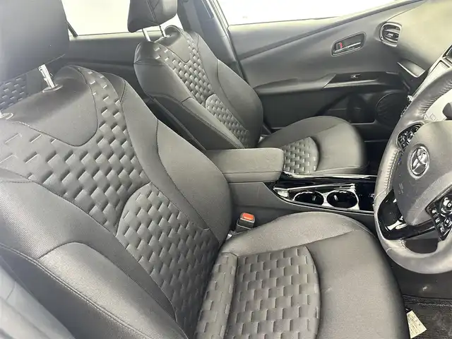 トヨタ プリウス ＰＨＶ S セーフティプラス 愛知県 2018(平30)年 8.6万km ホワイトパールクリスタルシャイン 純正9インチSDナビ/　　・CD/DVD/BT/フルセグ/バックカメラ/ビルトインETC/パーキングアシスト/プラグインハイブリッド/トヨタセーフティセンス/　　・レーンディバーチャーアラート/　　・プリクラッシュセーフティ/　　・レーダークルーズコントロール/　　・オートハイビーム/インテリジェントクリアランスソナー/ステアリングリモコン/ステアリングヒーター/フルフラットシート/LEDヘッドライト/フォグランプ/純正15インチホイールキャップ/取扱説明書/スマートキー