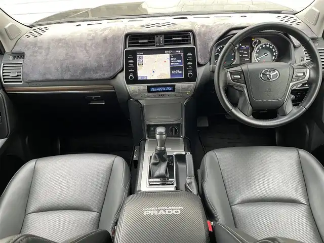 トヨタ ランドクルーザー プラド TX Lパッケージ マットブラED 福岡県 2023(令5)年 3.3万km ブラック ワンオーナー/7人乗り/4WD/純正9インチコネクテッドナビ/　(AM/FM/Bluetooth/Miracast/フルセグTV)/パノラミックビューモニター/バック/サイド/フロントモニター/トヨタセーフティーセンス/・プリクラッシュセーフティ/・レーンディパーチャーアラート/・ロードサインアシスト/・レーダークルーズコントロール/・先行車発進告知/ブラインドスポットモニター/クリアランスソナー/オートマチックハイビーム/横滑り防止/センターデフロック/ダウンヒルアシストコントロール/セカンドスタートモード/ヒーターアイドルアップ/排出ガス浄化/ヘッドランプクリーナー/ラウンジ照明調光/RAYS20インチアルミホイール/黒ルーフレール/黒レザーシート/コムテック前方ドライブレコーダー【HDR002】/ビルトインETC2.0/革巻きステアリング/ステアリングスイッチ/パワーシート(D/N)/シートヒーター/ベンチレーター(D/N)/社外インパネカバー/純正センターコンソールカバー/USBポート/アクセサリーソケット/スペアキー×1/ISOFIX/保証書/取扱説明書/ナビ取扱説明書