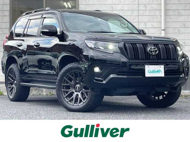 トヨタ ランドクルーザー プラド TX Lパッケージ マットブラED 福岡県 2023(令5)年 3.3万km ブラック ワンオーナー/7人乗り/4WD/純正9インチコネクテッドナビ/　(AM/FM/Bluetooth/Miracast/フルセグTV)/パノラミックビューモニター/バック/サイド/フロントモニター/トヨタセーフティーセンス/・プリクラッシュセーフティ/・レーンディパーチャーアラート/・ロードサインアシスト/・レーダークルーズコントロール/・先行車発進告知/ブラインドスポットモニター/クリアランスソナー/オートマチックハイビーム/横滑り防止/センターデフロック/ダウンヒルアシストコントロール/セカンドスタートモード/ヒーターアイドルアップ/排出ガス浄化/ヘッドランプクリーナー/ラウンジ照明調光/RAYS20インチアルミホイール/黒ルーフレール/黒レザーシート/コムテック前方ドライブレコーダー【HDR002】/ビルトインETC2.0/革巻きステアリング/ステアリングスイッチ/パワーシート(D/N)/シートヒーター/ベンチレーター(D/N)/社外インパネカバー/純正センターコンソールカバー/USBポート/アクセサリーソケット/スペアキー×1/ISOFIX/保証書/取扱説明書/ナビ取扱説明書