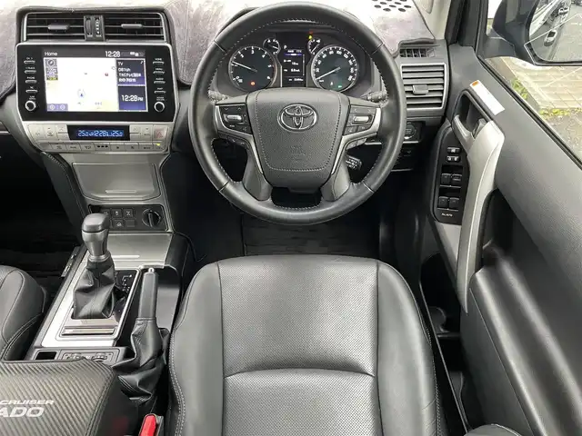 トヨタ ランドクルーザー プラド TX Lパッケージ マットブラED 福岡県 2023(令5)年 3.3万km ブラック ワンオーナー/7人乗り/4WD/純正9インチコネクテッドナビ/　(AM/FM/Bluetooth/Miracast/フルセグTV)/パノラミックビューモニター/バック/サイド/フロントモニター/トヨタセーフティーセンス/・プリクラッシュセーフティ/・レーンディパーチャーアラート/・ロードサインアシスト/・レーダークルーズコントロール/・先行車発進告知/ブラインドスポットモニター/クリアランスソナー/オートマチックハイビーム/横滑り防止/センターデフロック/ダウンヒルアシストコントロール/セカンドスタートモード/ヒーターアイドルアップ/排出ガス浄化/ヘッドランプクリーナー/ラウンジ照明調光/RAYS20インチアルミホイール/黒ルーフレール/黒レザーシート/コムテック前方ドライブレコーダー【HDR002】/ビルトインETC2.0/革巻きステアリング/ステアリングスイッチ/パワーシート(D/N)/シートヒーター/ベンチレーター(D/N)/社外インパネカバー/純正センターコンソールカバー/USBポート/アクセサリーソケット/スペアキー×1/ISOFIX/保証書/取扱説明書/ナビ取扱説明書