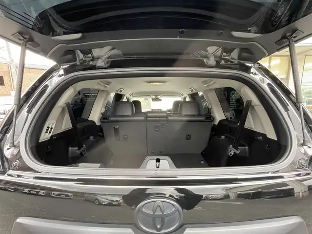 トヨタ ランドクルーザー プラド TX Lパッケージ マットブラED 福岡県 2023(令5)年 3.3万km ブラック ワンオーナー/7人乗り/4WD/純正9インチコネクテッドナビ/　(AM/FM/Bluetooth/Miracast/フルセグTV)/パノラミックビューモニター/バック/サイド/フロントモニター/トヨタセーフティーセンス/・プリクラッシュセーフティ/・レーンディパーチャーアラート/・ロードサインアシスト/・レーダークルーズコントロール/・先行車発進告知/ブラインドスポットモニター/クリアランスソナー/オートマチックハイビーム/横滑り防止/センターデフロック/ダウンヒルアシストコントロール/セカンドスタートモード/ヒーターアイドルアップ/排出ガス浄化/ヘッドランプクリーナー/ラウンジ照明調光/RAYS20インチアルミホイール/黒ルーフレール/黒レザーシート/コムテック前方ドライブレコーダー【HDR002】/ビルトインETC2.0/革巻きステアリング/ステアリングスイッチ/パワーシート(D/N)/シートヒーター/ベンチレーター(D/N)/社外インパネカバー/純正センターコンソールカバー/USBポート/アクセサリーソケット/スペアキー×1/ISOFIX/保証書/取扱説明書/ナビ取扱説明書