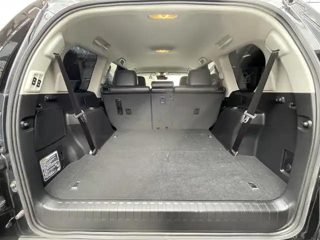 トヨタ ランドクルーザー プラド TX Lパッケージ マットブラED 福岡県 2023(令5)年 3.3万km ブラック ワンオーナー/7人乗り/4WD/純正9インチコネクテッドナビ/　(AM/FM/Bluetooth/Miracast/フルセグTV)/パノラミックビューモニター/バック/サイド/フロントモニター/トヨタセーフティーセンス/・プリクラッシュセーフティ/・レーンディパーチャーアラート/・ロードサインアシスト/・レーダークルーズコントロール/・先行車発進告知/ブラインドスポットモニター/クリアランスソナー/オートマチックハイビーム/横滑り防止/センターデフロック/ダウンヒルアシストコントロール/セカンドスタートモード/ヒーターアイドルアップ/排出ガス浄化/ヘッドランプクリーナー/ラウンジ照明調光/RAYS20インチアルミホイール/黒ルーフレール/黒レザーシート/コムテック前方ドライブレコーダー【HDR002】/ビルトインETC2.0/革巻きステアリング/ステアリングスイッチ/パワーシート(D/N)/シートヒーター/ベンチレーター(D/N)/社外インパネカバー/純正センターコンソールカバー/USBポート/アクセサリーソケット/スペアキー×1/ISOFIX/保証書/取扱説明書/ナビ取扱説明書