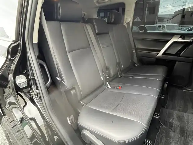 トヨタ ランドクルーザー プラド TX Lパッケージ マットブラED 福岡県 2023(令5)年 3.3万km ブラック ワンオーナー/7人乗り/4WD/純正9インチコネクテッドナビ/　(AM/FM/Bluetooth/Miracast/フルセグTV)/パノラミックビューモニター/バック/サイド/フロントモニター/トヨタセーフティーセンス/・プリクラッシュセーフティ/・レーンディパーチャーアラート/・ロードサインアシスト/・レーダークルーズコントロール/・先行車発進告知/ブラインドスポットモニター/クリアランスソナー/オートマチックハイビーム/横滑り防止/センターデフロック/ダウンヒルアシストコントロール/セカンドスタートモード/ヒーターアイドルアップ/排出ガス浄化/ヘッドランプクリーナー/ラウンジ照明調光/RAYS20インチアルミホイール/黒ルーフレール/黒レザーシート/コムテック前方ドライブレコーダー【HDR002】/ビルトインETC2.0/革巻きステアリング/ステアリングスイッチ/パワーシート(D/N)/シートヒーター/ベンチレーター(D/N)/社外インパネカバー/純正センターコンソールカバー/USBポート/アクセサリーソケット/スペアキー×1/ISOFIX/保証書/取扱説明書/ナビ取扱説明書