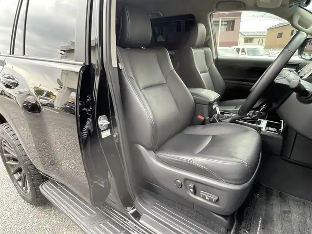 トヨタ ランドクルーザー プラド TX Lパッケージ マットブラED 福岡県 2023(令5)年 3.3万km ブラック ワンオーナー/7人乗り/4WD/純正9インチコネクテッドナビ/　(AM/FM/Bluetooth/Miracast/フルセグTV)/パノラミックビューモニター/バック/サイド/フロントモニター/トヨタセーフティーセンス/・プリクラッシュセーフティ/・レーンディパーチャーアラート/・ロードサインアシスト/・レーダークルーズコントロール/・先行車発進告知/ブラインドスポットモニター/クリアランスソナー/オートマチックハイビーム/横滑り防止/センターデフロック/ダウンヒルアシストコントロール/セカンドスタートモード/ヒーターアイドルアップ/排出ガス浄化/ヘッドランプクリーナー/ラウンジ照明調光/RAYS20インチアルミホイール/黒ルーフレール/黒レザーシート/コムテック前方ドライブレコーダー【HDR002】/ビルトインETC2.0/革巻きステアリング/ステアリングスイッチ/パワーシート(D/N)/シートヒーター/ベンチレーター(D/N)/社外インパネカバー/純正センターコンソールカバー/USBポート/アクセサリーソケット/スペアキー×1/ISOFIX/保証書/取扱説明書/ナビ取扱説明書