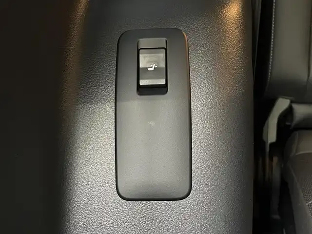 トヨタ ランドクルーザー プラド TX Lパッケージ マットブラED 福岡県 2023(令5)年 3.3万km ブラック ワンオーナー/7人乗り/4WD/純正9インチコネクテッドナビ/　(AM/FM/Bluetooth/Miracast/フルセグTV)/パノラミックビューモニター/バック/サイド/フロントモニター/トヨタセーフティーセンス/・プリクラッシュセーフティ/・レーンディパーチャーアラート/・ロードサインアシスト/・レーダークルーズコントロール/・先行車発進告知/ブラインドスポットモニター/クリアランスソナー/オートマチックハイビーム/横滑り防止/センターデフロック/ダウンヒルアシストコントロール/セカンドスタートモード/ヒーターアイドルアップ/排出ガス浄化/ヘッドランプクリーナー/ラウンジ照明調光/RAYS20インチアルミホイール/黒ルーフレール/黒レザーシート/コムテック前方ドライブレコーダー【HDR002】/ビルトインETC2.0/革巻きステアリング/ステアリングスイッチ/パワーシート(D/N)/シートヒーター/ベンチレーター(D/N)/社外インパネカバー/純正センターコンソールカバー/USBポート/アクセサリーソケット/スペアキー×1/ISOFIX/保証書/取扱説明書/ナビ取扱説明書