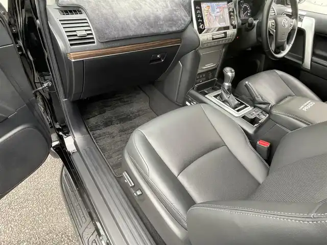 トヨタ ランドクルーザー プラド TX Lパッケージ マットブラED 福岡県 2023(令5)年 3.3万km ブラック ワンオーナー/7人乗り/4WD/純正9インチコネクテッドナビ/　(AM/FM/Bluetooth/Miracast/フルセグTV)/パノラミックビューモニター/バック/サイド/フロントモニター/トヨタセーフティーセンス/・プリクラッシュセーフティ/・レーンディパーチャーアラート/・ロードサインアシスト/・レーダークルーズコントロール/・先行車発進告知/ブラインドスポットモニター/クリアランスソナー/オートマチックハイビーム/横滑り防止/センターデフロック/ダウンヒルアシストコントロール/セカンドスタートモード/ヒーターアイドルアップ/排出ガス浄化/ヘッドランプクリーナー/ラウンジ照明調光/RAYS20インチアルミホイール/黒ルーフレール/黒レザーシート/コムテック前方ドライブレコーダー【HDR002】/ビルトインETC2.0/革巻きステアリング/ステアリングスイッチ/パワーシート(D/N)/シートヒーター/ベンチレーター(D/N)/社外インパネカバー/純正センターコンソールカバー/USBポート/アクセサリーソケット/スペアキー×1/ISOFIX/保証書/取扱説明書/ナビ取扱説明書