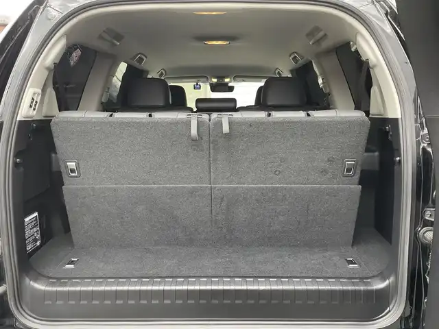 トヨタ ランドクルーザー プラド TX Lパッケージ マットブラED 福岡県 2023(令5)年 3.3万km ブラック ワンオーナー/7人乗り/4WD/純正9インチコネクテッドナビ/　(AM/FM/Bluetooth/Miracast/フルセグTV)/パノラミックビューモニター/バック/サイド/フロントモニター/トヨタセーフティーセンス/・プリクラッシュセーフティ/・レーンディパーチャーアラート/・ロードサインアシスト/・レーダークルーズコントロール/・先行車発進告知/ブラインドスポットモニター/クリアランスソナー/オートマチックハイビーム/横滑り防止/センターデフロック/ダウンヒルアシストコントロール/セカンドスタートモード/ヒーターアイドルアップ/排出ガス浄化/ヘッドランプクリーナー/ラウンジ照明調光/RAYS20インチアルミホイール/黒ルーフレール/黒レザーシート/コムテック前方ドライブレコーダー【HDR002】/ビルトインETC2.0/革巻きステアリング/ステアリングスイッチ/パワーシート(D/N)/シートヒーター/ベンチレーター(D/N)/社外インパネカバー/純正センターコンソールカバー/USBポート/アクセサリーソケット/スペアキー×1/ISOFIX/保証書/取扱説明書/ナビ取扱説明書