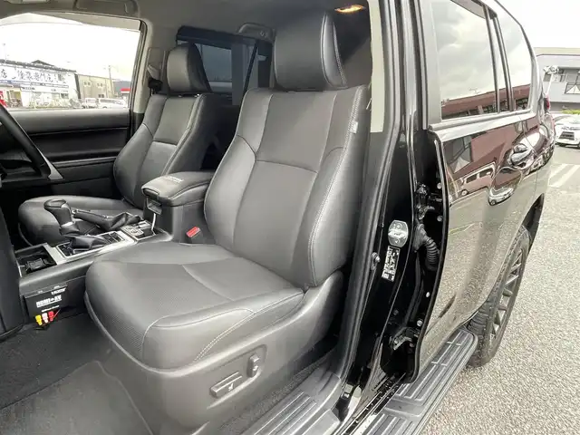 トヨタ ランドクルーザー プラド TX Lパッケージ マットブラED 福岡県 2023(令5)年 3.3万km ブラック ワンオーナー/7人乗り/4WD/純正9インチコネクテッドナビ/　(AM/FM/Bluetooth/Miracast/フルセグTV)/パノラミックビューモニター/バック/サイド/フロントモニター/トヨタセーフティーセンス/・プリクラッシュセーフティ/・レーンディパーチャーアラート/・ロードサインアシスト/・レーダークルーズコントロール/・先行車発進告知/ブラインドスポットモニター/クリアランスソナー/オートマチックハイビーム/横滑り防止/センターデフロック/ダウンヒルアシストコントロール/セカンドスタートモード/ヒーターアイドルアップ/排出ガス浄化/ヘッドランプクリーナー/ラウンジ照明調光/RAYS20インチアルミホイール/黒ルーフレール/黒レザーシート/コムテック前方ドライブレコーダー【HDR002】/ビルトインETC2.0/革巻きステアリング/ステアリングスイッチ/パワーシート(D/N)/シートヒーター/ベンチレーター(D/N)/社外インパネカバー/純正センターコンソールカバー/USBポート/アクセサリーソケット/スペアキー×1/ISOFIX/保証書/取扱説明書/ナビ取扱説明書