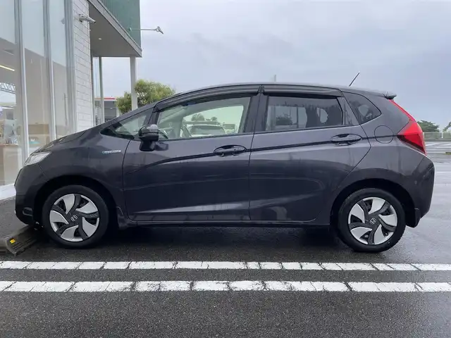 ホンダ フィット ハイブリット Fパッケージ 宮崎県 2015(平27)年 10.7万km ルーセブラックM ワンオーナー/プッシュスタート/スマートキー/純正オーディオ/・CD・USB・AM・FM/ETC/LEDヘッドライト/オートライト/純正フロアマット/純正ドアバイザー/電動格納ミラー