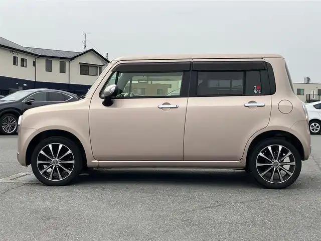 スズキ ラパン ショコラ X 静岡県 2013(平25)年 9.4万km シャンパンピンクPM エンジンスタートボタン/スマートキー/パワーステアリング/パワーウィンドウ/アイドリングストップ/オートエアコン/ETC/USB入力端子/ドライブレコーダー/ベンチシート/メモリナビ（CD.DVD.BT.ワンセグ）/純正フロアマット/ABS/盗難防止装置/オートライト/Wエアバック