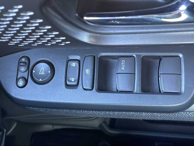 ホンダ Ｎ ＢＯＸ カスタム 山口県 2024(令6)年 0.3万km クリスタルブラックパール 純正ディスプレイオーディオ/・Bluetooth接続/・バックカメラ/ドライブレコーダー/Honda SENSING/・衝突軽減ブレーキ/・踏み間違い衝突軽減システム/・急アクセル抑制機能/・路外逸脱抑制機能/・歩行者事故低減ステアリング/・アダプティブクルーズコントロール/・車線維持支援システム/・先行車発進お知らせ機能/・標識認識機能/USB入力端子/純正フロアマット/スマートキー/プッシュスタート/スペアキー1本/シートヒーター/チップアップシート/片側パワースライドドア/純正LEDライト/純正14インチアルミホイール/ドアバイザー/保証書