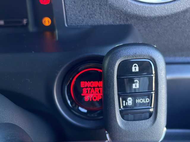ホンダ Ｎ ＢＯＸ カスタム 山口県 2024(令6)年 0.3万km クリスタルブラックパール 純正ディスプレイオーディオ/・Bluetooth接続/・バックカメラ/ドライブレコーダー/Honda SENSING/・衝突軽減ブレーキ/・踏み間違い衝突軽減システム/・急アクセル抑制機能/・路外逸脱抑制機能/・歩行者事故低減ステアリング/・アダプティブクルーズコントロール/・車線維持支援システム/・先行車発進お知らせ機能/・標識認識機能/USB入力端子/純正フロアマット/スマートキー/プッシュスタート/スペアキー1本/シートヒーター/チップアップシート/片側パワースライドドア/純正LEDライト/純正14インチアルミホイール/ドアバイザー/保証書