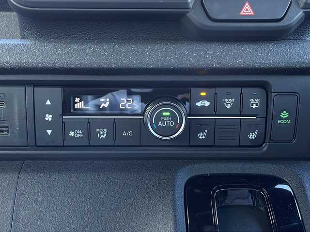 ホンダ Ｎ ＢＯＸ カスタム 山口県 2024(令6)年 0.3万km クリスタルブラックパール 純正ディスプレイオーディオ/・Bluetooth接続/・バックカメラ/ドライブレコーダー/Honda SENSING/・衝突軽減ブレーキ/・踏み間違い衝突軽減システム/・急アクセル抑制機能/・路外逸脱抑制機能/・歩行者事故低減ステアリング/・アダプティブクルーズコントロール/・車線維持支援システム/・先行車発進お知らせ機能/・標識認識機能/USB入力端子/純正フロアマット/スマートキー/プッシュスタート/スペアキー1本/シートヒーター/チップアップシート/片側パワースライドドア/純正LEDライト/純正14インチアルミホイール/ドアバイザー/保証書