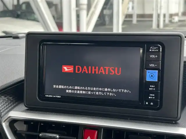 ダイハツ ロッキー プレミアム G HEV 静岡県 2025(令7)年 0.5万km シャイニングホワイトパール 純正7インチナビ/（FM/AM/CD/DVD/Bluetooth/SD/USB）/フルセグTV/全周囲カメラ/ドラレコ前後/コーナーセンサー前後/ETC車載器/オートライト/オートハイビーム/追従クルーズコントロール/パーキングアシスト/前席シートヒーター/純正フロアマット/純正17AW