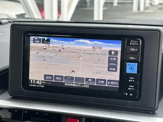 ダイハツ ロッキー プレミアム G HEV 静岡県 2025(令7)年 0.5万km シャイニングホワイトパール 純正7インチナビ/（FM/AM/CD/DVD/Bluetooth/SD/USB）/フルセグTV/全周囲カメラ/ドラレコ前後/コーナーセンサー前後/ETC車載器/オートライト/オートハイビーム/追従クルーズコントロール/パーキングアシスト/前席シートヒーター/純正フロアマット/純正17AW