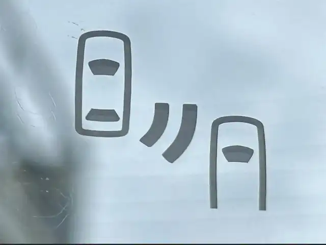 ダイハツ ロッキー プレミアム G HEV 静岡県 2025(令7)年 0.5万km シャイニングホワイトパール 純正7インチナビ/（FM/AM/CD/DVD/Bluetooth/SD/USB）/フルセグTV/全周囲カメラ/ドラレコ前後/コーナーセンサー前後/ETC車載器/オートライト/オートハイビーム/追従クルーズコントロール/パーキングアシスト/前席シートヒーター/純正フロアマット/純正17AW