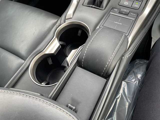 レクサス ＮＸ 300h Iパッケージ 石川県 2016(平28)年 8.8万km パール 純正ナビ　フルセグＴＶ　バックカメラ　ＬＥＤヘッドライト　ハンドルヒーター　パワーシート　スマートキー　ＥＴＣ　純正アルミホイール　クルーズコントロール　コーナーセンサー　保証書