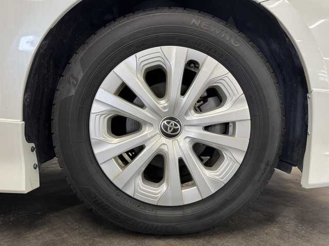 トヨタ プリウス SセーフティプラスⅡ 三重県 2022(令4)年 5.1万km プラチナホワイトパールマイカ ハイブリッド/FF/インパネCVT/純正 7インチナビ NSLN-W68/（AM/FM/AUX/Bluetooth）/バックガイドモニター/社外フルエアロ/ドライブレコーダー 前方/ビルトインETC/Toyota Safety Sense/●プリクラッシュセーフティ/●レーントレーシングアシスト/●レーダークルコン（全車速追従機能付）/●オートハイビーム/●ロードサインアシスト/ブラインドスポットモニター［BSM］/リヤクロストラフィックアラート［RCTA］/・インテリジェントクリアランスソナー［パーキングサポートブレーキ（静止物）］/装備/・オートエアコン/・オートライト/・LEDヘッドランプ/LEDフロントフォグランプ・アクセサリーランプ/オートワイパー（雨滴感応式）/ヒーター付ドアミラー（ウインカーランプ付）/自動防眩インナーミラー/「ナノイー」/・アクセサリーコンセント（2ヶ・AC100V・1500W/非常時給電システム付）/・ステアリングスイッチ/・プッシュスタート/・純正15inAW（ホイールキャップ付）/・保/取/ナビ取/・【OP】応急用スペアタイヤ/など/…セーフティプラスII特別装備
