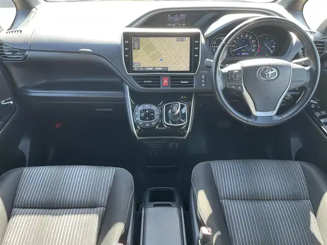 トヨタ ヴォクシー ハイブリッド ZS 煌Ⅱ 岡山県 2019(令1)年 9.9万km イナズマスパーキングブラックガラスフレーク 登録時走行距離　98242km/禁煙車/純正10インチナビ(型番:NSZN-Z68T)/　(CD/DVD/フルセグTV/Bluetooth)/バックカメラ/クルーズコントロール/衝突被害軽減システム/車線逸脱警報（レーンキープアシスト）/コーナーセンサー/両側パワースライドドア/シートヒーター(D・N席)/革巻きステアリング/ステアリングスイッチ/純正LEDヘッドライト/フォグライト/オートライト/プッシュスタート/スマートキー/アイドリングストップ/純正アルミホイール 16インチ/ドアバイザー/ウインカーミラー/電動格納ミラー/オートリトラミラー/純正フロアマット/横滑防止装置/盗難防止装置