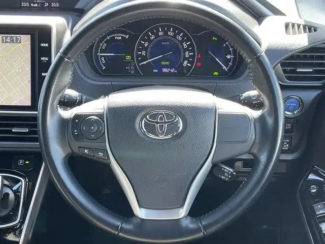 トヨタ ヴォクシー ハイブリッド ZS 煌Ⅱ 岡山県 2019(令1)年 9.9万km イナズマスパーキングブラックガラスフレーク 登録時走行距離　98242km/禁煙車/純正10インチナビ(型番:NSZN-Z68T)/　(CD/DVD/フルセグTV/Bluetooth)/バックカメラ/クルーズコントロール/衝突被害軽減システム/車線逸脱警報（レーンキープアシスト）/コーナーセンサー/両側パワースライドドア/シートヒーター(D・N席)/革巻きステアリング/ステアリングスイッチ/純正LEDヘッドライト/フォグライト/オートライト/プッシュスタート/スマートキー/アイドリングストップ/純正アルミホイール 16インチ/ドアバイザー/ウインカーミラー/電動格納ミラー/オートリトラミラー/純正フロアマット/横滑防止装置/盗難防止装置