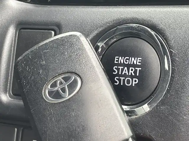 トヨタ ヴォクシー ZS 煌 福岡県 2018(平30)年 5.7万km ホワイトパールクリスタルシャイン トヨタセーフティセンス/両側パワースライドドア/クルーズコントロール/横滑り防止装置/ＬＥＤオートライト/オートハイビーム/フォグランプ/ビルトインＥＴＣ/純正アルミ/スマートキー/プッシュスタート