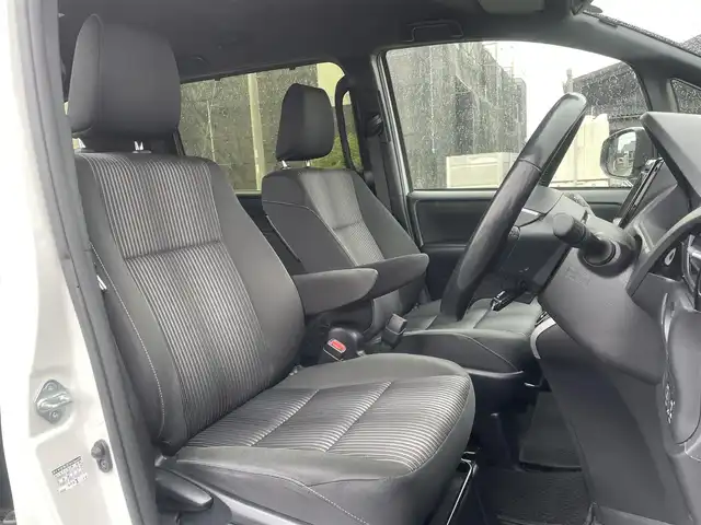 トヨタ ヴォクシー ZS 煌 福岡県 2018(平30)年 5.7万km ホワイトパールクリスタルシャイン トヨタセーフティセンス/両側パワースライドドア/クルーズコントロール/横滑り防止装置/ＬＥＤオートライト/オートハイビーム/フォグランプ/ビルトインＥＴＣ/純正アルミ/スマートキー/プッシュスタート