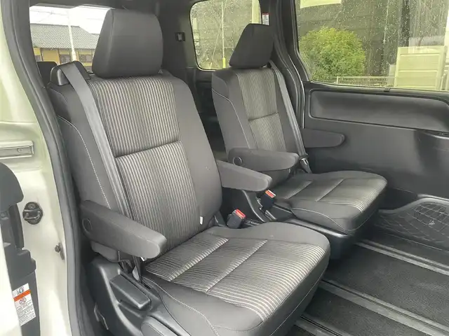 トヨタ ヴォクシー ZS 煌 福岡県 2018(平30)年 5.7万km ホワイトパールクリスタルシャイン トヨタセーフティセンス/両側パワースライドドア/クルーズコントロール/横滑り防止装置/ＬＥＤオートライト/オートハイビーム/フォグランプ/ビルトインＥＴＣ/純正アルミ/スマートキー/プッシュスタート