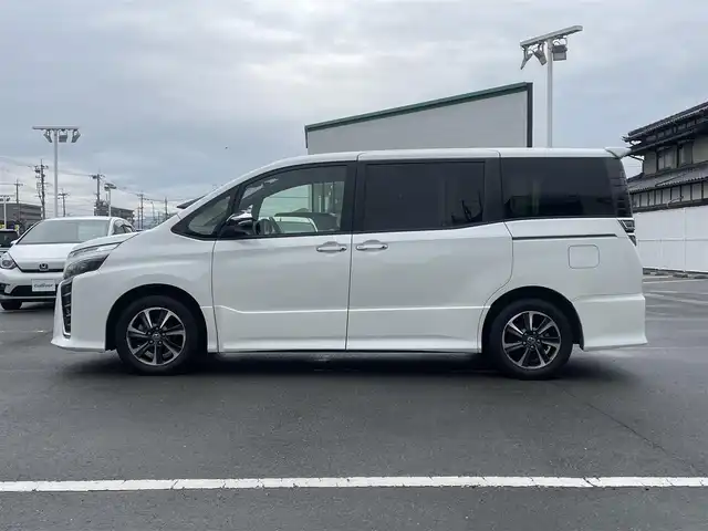 トヨタ ヴォクシー ZS 煌 福岡県 2018(平30)年 5.7万km ホワイトパールクリスタルシャイン トヨタセーフティセンス/両側パワースライドドア/クルーズコントロール/横滑り防止装置/ＬＥＤオートライト/オートハイビーム/フォグランプ/ビルトインＥＴＣ/純正アルミ/スマートキー/プッシュスタート