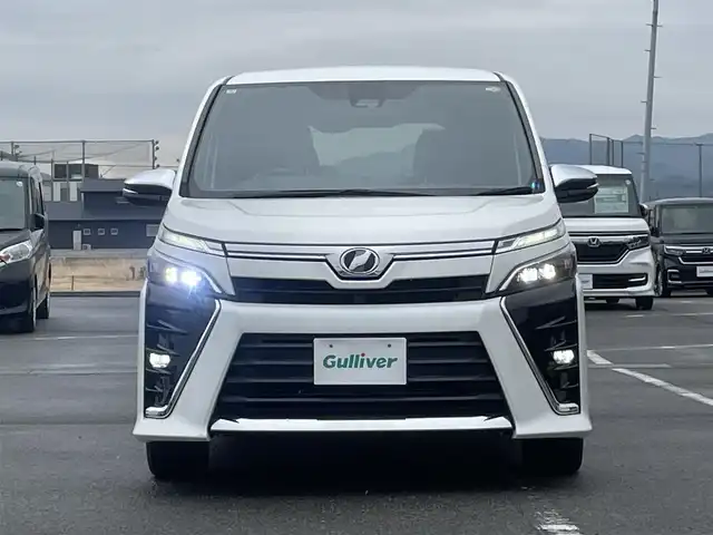 トヨタ ヴォクシー ZS 煌 福岡県 2018(平30)年 5.7万km ホワイトパールクリスタルシャイン トヨタセーフティセンス/両側パワースライドドア/クルーズコントロール/横滑り防止装置/ＬＥＤオートライト/オートハイビーム/フォグランプ/ビルトインＥＴＣ/純正アルミ/スマートキー/プッシュスタート