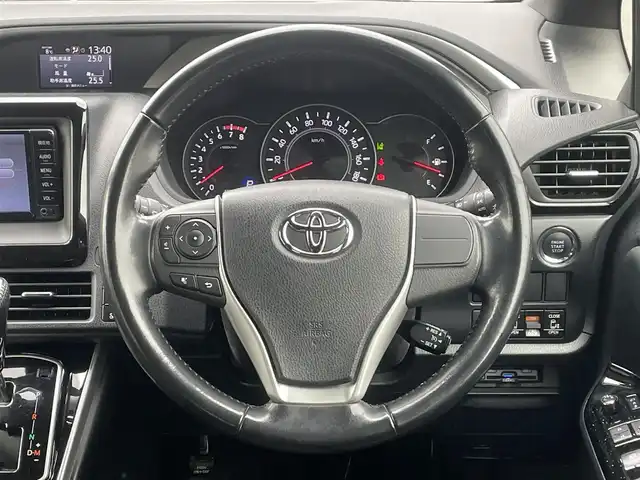 トヨタ ヴォクシー ZS 煌 福岡県 2018(平30)年 5.7万km ホワイトパールクリスタルシャイン トヨタセーフティセンス/両側パワースライドドア/クルーズコントロール/横滑り防止装置/ＬＥＤオートライト/オートハイビーム/フォグランプ/ビルトインＥＴＣ/純正アルミ/スマートキー/プッシュスタート