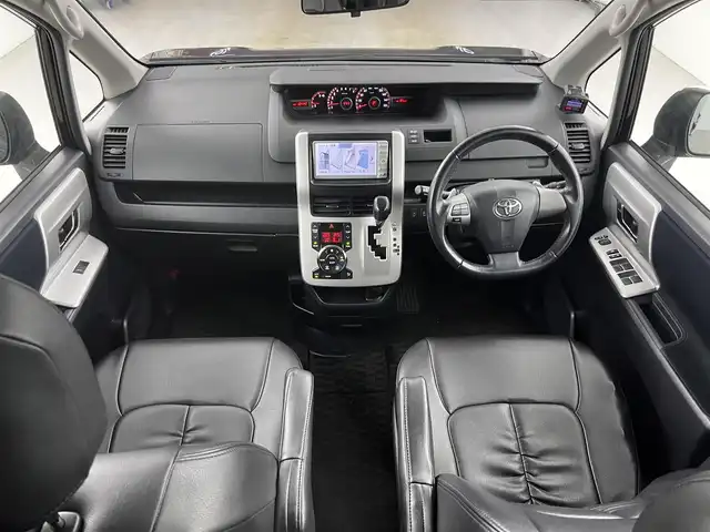 トヨタ ヴォクシー ZS 煌 愛知県 2011(平23)年 13.5万km ボルドーマイカメタリック メモリナビ/（AM/FM/CD/DVD/TV）/バックカメラ/フリップダウンモニター/ワンセグテレビ/パドルシフト/オートライト/ドアバイザー/プッシュスタート/スマートキー/純正フロアマット/レザーシートカバー付
