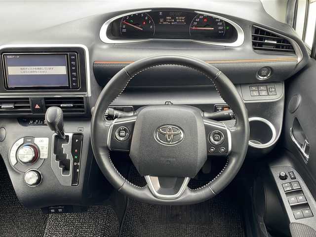 トヨタ シエンタ G 三重県 2018(平30)年 1.5万km ホワイトパールクリスタルシャイン 純正ナビ(AM/FM/CD/TV/BT)/フルセグTV/全周囲カメラ/両側パワースライドドア/前方ドライブレコーダー/コーナーセンサー/USB給電ポート/革巻きステアリング/ビルトインETC/オートハイビーム/純正フロアマット/純正アルミホイールキャップ/スペアキー/電動格納ミラー/禁煙車