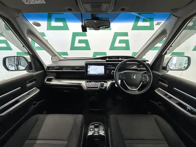 ホンダ ステップワゴン スパーダ ハイブリッド G ホンダセンシング 鹿児島県 2018(平30)年 5.9万km プラチナホワイトパール 禁煙　/純正９インチナビ　/純正フリップダウンモニター　/バックカメラ　/両側パワースライドドア　/ホンダセンシング　/追従型クルーズコントロール　/前方ドライブレコーダー　/ビルトインＥＴＣ　/ＬＥＤヘッドライト/オートライト/フロアマット/オートブレーキホールド/革巻きステアリング/ステアリングリモコン
