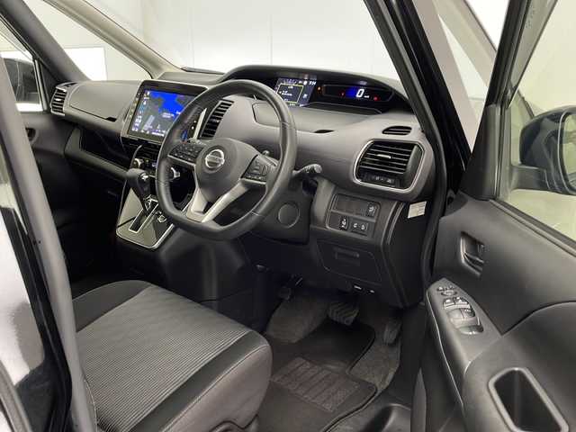 日産 セレナ ハイウェイスター V 宮崎県 2020(令2)年 5.6万km ダイヤモンドブラック 純正９型SDナビ(フルセグTV/CD/DVD/BT)/アラウンドビューモニター/フリップダウンモニター/エマージェンシーブレーキ/コーナーセンサー/BSM/クルコン/両側パワスラ/ドラレコ/ETC/HDMI/USBポート/純正LEDヘッドライト/純正16インチアルミホイル/純正フロアマット/プッシュスタート/スマートキー