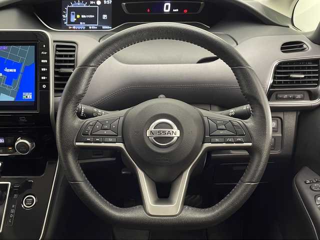 日産 セレナ ハイウェイスター V 宮崎県 2020(令2)年 5.6万km ダイヤモンドブラック 純正９型SDナビ(フルセグTV/CD/DVD/BT)/アラウンドビューモニター/フリップダウンモニター/エマージェンシーブレーキ/コーナーセンサー/BSM/クルコン/両側パワスラ/ドラレコ/ETC/HDMI/USBポート/純正LEDヘッドライト/純正16インチアルミホイル/純正フロアマット/プッシュスタート/スマートキー
