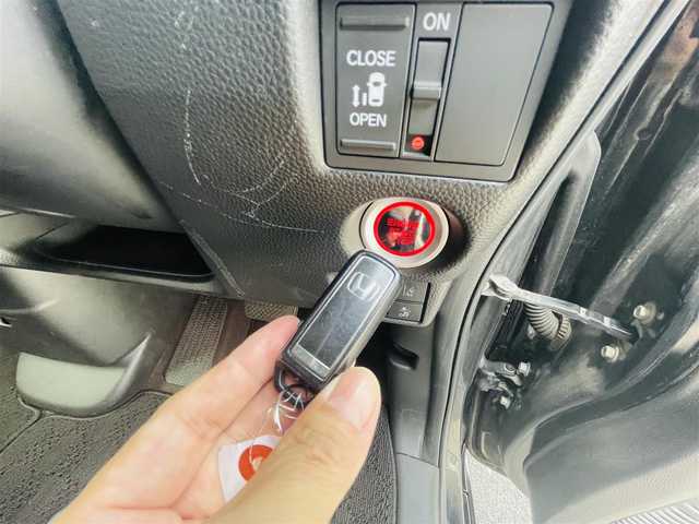 ホンダ Ｎ ＢＯＸ カスタム G L ホンダセンシング 岡山県 2018(平30)年 9.2万km クリスタルブラックパール (株)IDOMが運営する【じしゃロン岡山店】の自社ローン専用車両です。こちらは現金またはオートローンご利用時の価格です。 自社ローンご希望の方は別途その旨お申し付け下さい/・純正ナビゲーション/・片側電動スライドドア/・ホンダセンシング/・バックカメラ/・ＥＴＣ/・ドラレコ