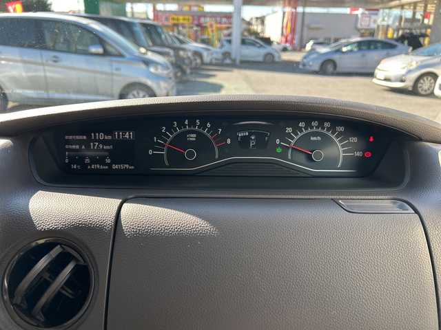 ホンダ Ｎ ＢＯＸ G L ターボ ホンダセンシング 埼玉県 2019(令1)年 4.2万km プラチナホワイトパール 禁煙車/Honda SENSING/純正メモリナビ/　　Bluetooth/CD/iPod/バックカメラ/両側パワースライドドア/アダプティブクルーズコントロール/LEDオートライト、オートハイビーム/アイドリングストップ/パドルシフト/充電用USBジャック/ロールサンシェイド(リアドア)/横滑り防止装置/車線維持支援システム/スペアキー/取扱説明書/保証書/純正夏タイヤ積込