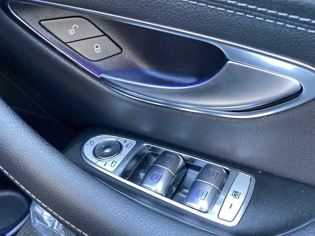 メルセデス・ベンツ Ｍ・ベンツ Ｅ２２０ｄ ステーションワゴン スポーツ 岐阜県 2021(令3)年 1.5万km ダイヤモンドホワイト アクティブブレーキアシスト/道路標識アシスト/アクティブレーンキーピングアシスト/レーンチェンジアシスト/ブラインドスポットアシスト/アテンションアシスト/アクティブステアリングアシスト/インテリジェントライトシステム/ロケイターライティング/アンビエントライト/シートキネクティ/ヘッドアップディスプレイ/エレクトロニックスタビリティプログラム/アダプティブクルーズコントロール/ベンツナビゲーションシステム/フルセグTV/Bluetooth/アラウンドビューモニター/ビルトインETC/純正ドライブレコーダー/パワーバックドア/パドルシフト/全席シートヒーター/前席パワーシート/前席シートメモリー/黒革シート/LEDヘッドライト/オートマチックハイビーム/保証書/取扱説明書/スペアキー