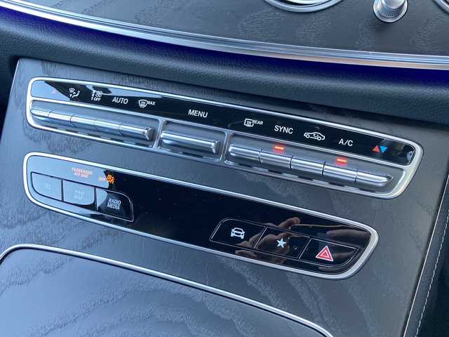 メルセデス・ベンツ Ｍ・ベンツ Ｅ２２０ｄ ステーションワゴン スポーツ 岐阜県 2021(令3)年 1.5万km ダイヤモンドホワイト アクティブブレーキアシスト/道路標識アシスト/アクティブレーンキーピングアシスト/レーンチェンジアシスト/ブラインドスポットアシスト/アテンションアシスト/アクティブステアリングアシスト/インテリジェントライトシステム/ロケイターライティング/アンビエントライト/シートキネクティ/ヘッドアップディスプレイ/エレクトロニックスタビリティプログラム/アダプティブクルーズコントロール/ベンツナビゲーションシステム/フルセグTV/Bluetooth/アラウンドビューモニター/ビルトインETC/純正ドライブレコーダー/パワーバックドア/パドルシフト/全席シートヒーター/前席パワーシート/前席シートメモリー/黒革シート/LEDヘッドライト/オートマチックハイビーム/保証書/取扱説明書/スペアキー
