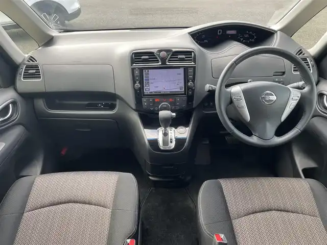日産 セレナ HWS S HV Vセレ +SeftyⅡ 熊本県 2016(平28)年 6.8万km ダイヤモンドブラック 純正ナビ　/・BT/CD/DVD/USB/AM/FM/・フルセグTV/バックカメラ/・全方位カメラ/ビルトインETC/後席用モニター/両側パワースライドドア/クルーズコントロール/革巻きステアリング/・ステアリングリモコン/LEDヘッドライト/・フォグライト/・オートライト/電動格納ミラー/・ミラーウィンカー/純正フロアマット/プッシュスタート/・スマートキー/・スペアキー×１
