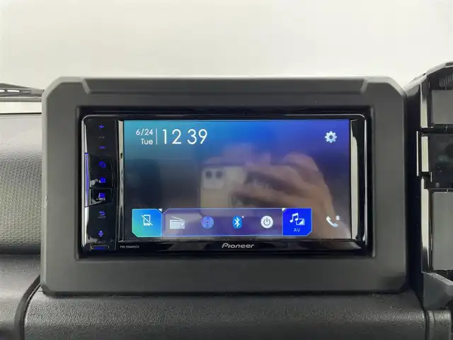 スズキ ジムニー XC 群馬県 2024(令6)年 0.8万km シフォンアイボリーM ディスプレイオーディオ　（PVH-9300DVSZS）/・Bluetooth/USB/AM/FM/バックカメラ/ETC/前席シートヒーター/スズキセーフティサポート/・デュアルセンサーブレーキサポート/・車線逸脱警報/・誤発進抑制機能/・ふらつき警報/・先行車発進お知らせ機能/・標識認識機能/クルーズコントロール/LEDオートライト/ダウンヒルアシストコントロール/ヘットライトウォッシャー/アイドリングストップ