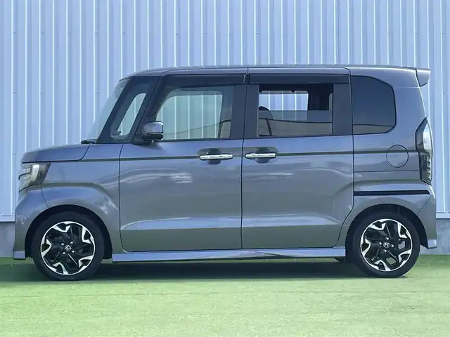 ホンダ Ｎ ＢＯＸ カスタム G EX ターボ ホンダセンシング 香川県 2017(平29)年 2.5万km シャイニンググレーM 登録時走行距離：24320km/ホンダセンシング/→衝突軽減ブレーキ/→渋滞時追走機能付きクルーズコントロール/→路外逸脱抑制機能/純正7インチナビ/→フルセグTV/→ＣＤ／ＤＶＤ/→Bluetooth/革巻きステアリング/ステアリングリモコン/純正15インチAW/スマートキー/プッシュスタート/純正フロアマット/電動格納ウィンカーミラー