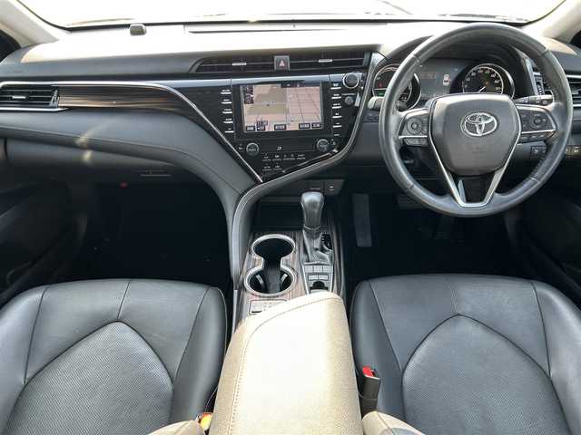 トヨタ カムリ G レザーパッケージ 岡山県 2018(平30)年 5.7万km アティチュードブラックマイカ 登録時走行距離56716km/モデリスタ/純正ナビ/フルセグTV(AM/FM/CD/DVD/Bluetooth)/バックカメラ/ビルトインETC2.0/ヘッドアップディスプレイ/トヨタセーフティセンス/・ブラインドスポットモニター/・レーダークルーズコントロール/・オートマチックハイビーム/・プリクラッシュセーフティ/・レーンディバーチャーアラート/横滑り防止装置/電子パーキング/オートブレーキホールド/D/N席パワーシート/D/N席シートヒーター/本革シート/純正フロアマット/17インチ社外AW