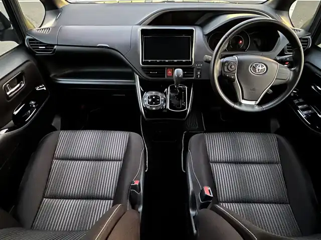 トヨタ ヴォクシー ZS 煌 岡山県 2018(平30)年 9.4万km イナズマスパーキングブラックガラスフレーク 登録時走行距離93718km/純正9インチナビ/フルセグTV(AM.FM.CD.DVD.TV.BT)/両側パワースライドドア/バックカメラ/ビルトインETC/トヨタセーフティセンス/・衝突軽減ブレーキ/・レーンキープアシスト/・オートマチックハイビーム/横滑り防止装置/クルーズコントロール/オートライト/アイドリングストップ/16インチ純正AW/純正フロアマット/プッシュスタート/スマートキー