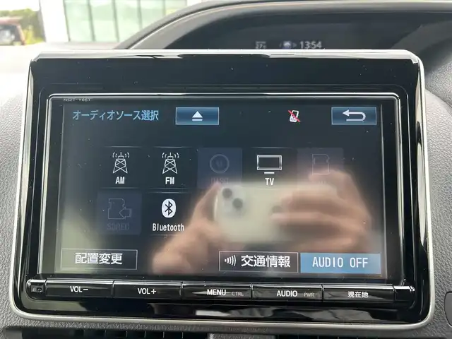 トヨタ ヴォクシー ZS 煌 岡山県 2018(平30)年 9.4万km イナズマスパーキングブラックガラスフレーク 登録時走行距離93718km/純正9インチナビ/フルセグTV(AM.FM.CD.DVD.TV.BT)/両側パワースライドドア/バックカメラ/ビルトインETC/トヨタセーフティセンス/・衝突軽減ブレーキ/・レーンキープアシスト/・オートマチックハイビーム/横滑り防止装置/クルーズコントロール/オートライト/アイドリングストップ/16インチ純正AW/純正フロアマット/プッシュスタート/スマートキー