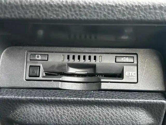 トヨタ ヴォクシー ZS 煌 岡山県 2018(平30)年 9.4万km イナズマスパーキングブラックガラスフレーク 登録時走行距離93718km/純正9インチナビ/フルセグTV(AM.FM.CD.DVD.TV.BT)/両側パワースライドドア/バックカメラ/ビルトインETC/トヨタセーフティセンス/・衝突軽減ブレーキ/・レーンキープアシスト/・オートマチックハイビーム/横滑り防止装置/クルーズコントロール/オートライト/アイドリングストップ/16インチ純正AW/純正フロアマット/プッシュスタート/スマートキー
